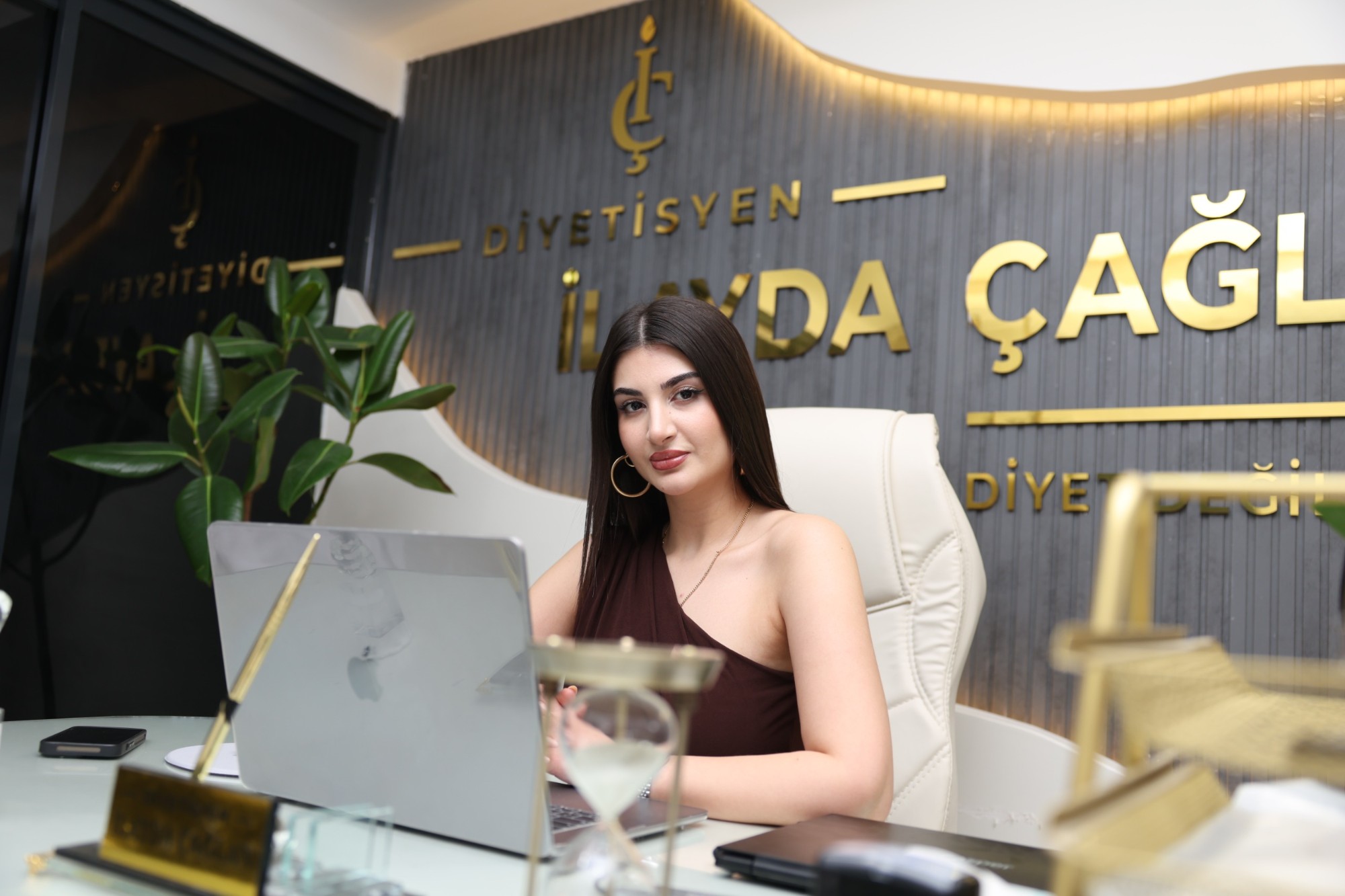 Diyetisyen İlayda Çağlan ofisinde